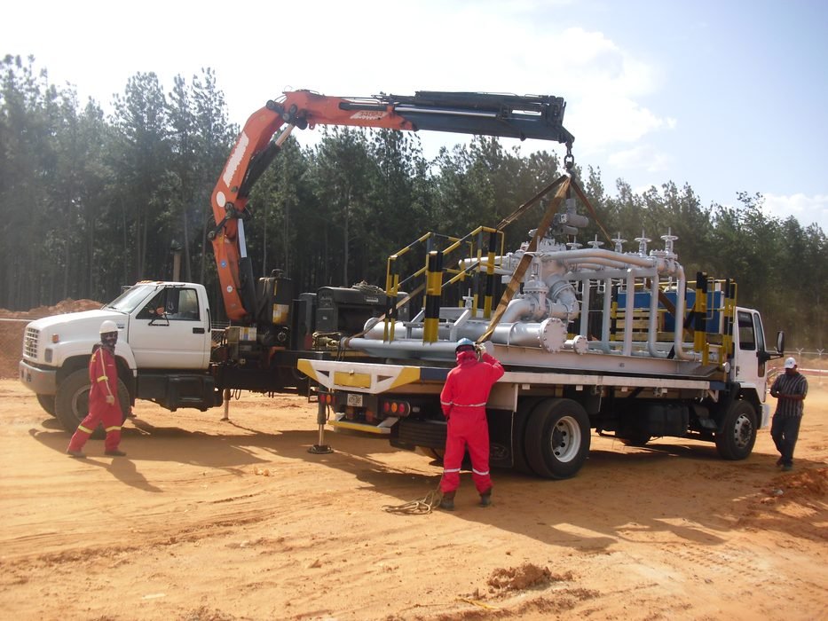 Despacho de skid de producción con grúa articulada