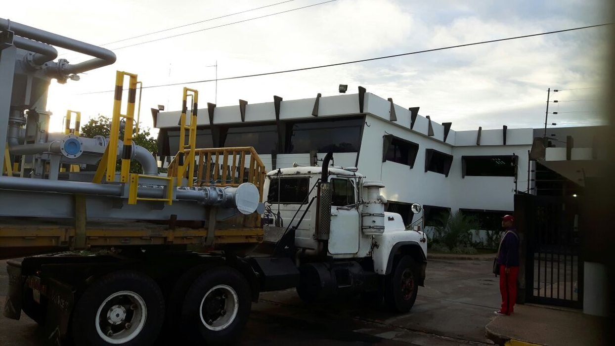 Camión de entrega llegando a las instalaciones