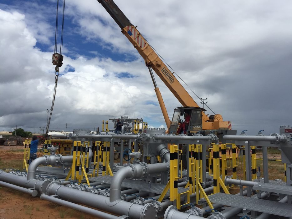 Skid de producción Petro Válvulas siendo instalado en campo